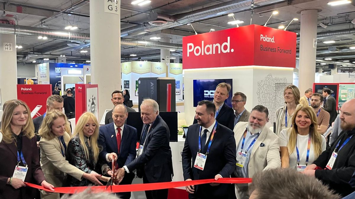 Ceremonia przecięcia wstęgi polskiej delegacji na CES 2025